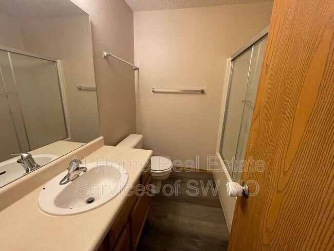 Foto del edificio - 1157 W Hall St