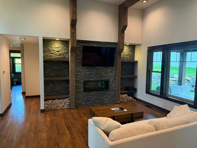 Building Photo - 136 Turnberry Terrace