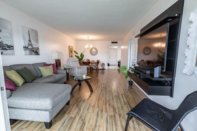 Foto del edificio - 2751 N Palm Aire Dr