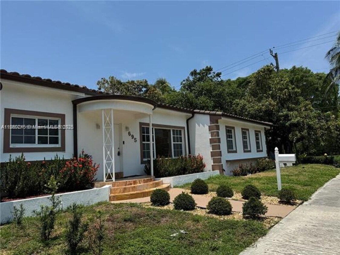 Foto principal - 693 NE 80th St