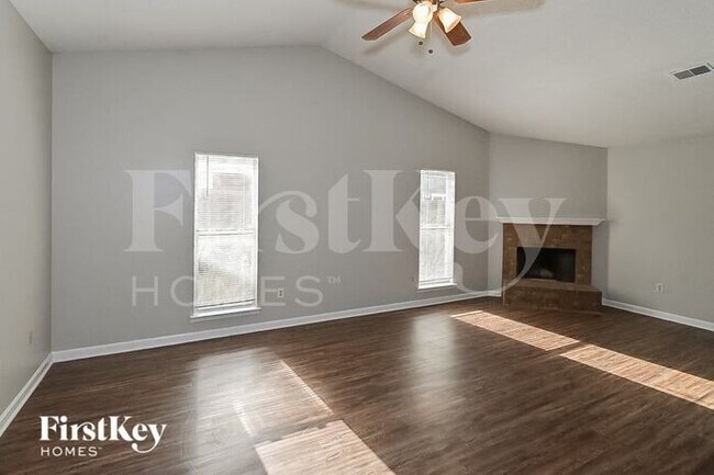 Foto del edificio - 3431 Golden Oaks Drive