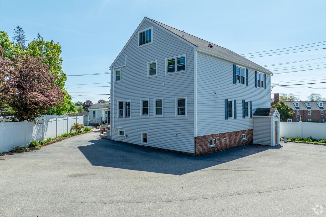 246 Turnpike está ubicado en North Andover, MA. - 246 Turnpike St