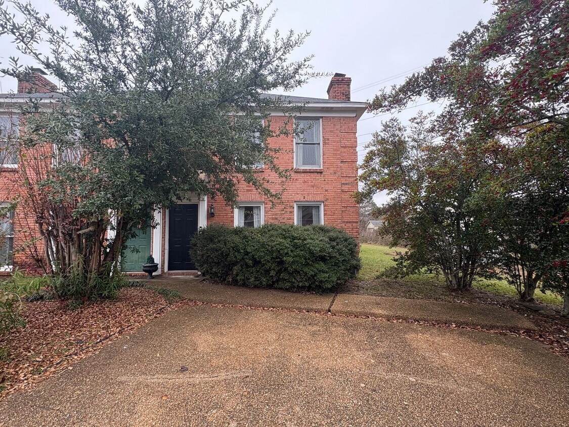 Foto principal - 2 Bed/1.5 Bath in North Jackson
