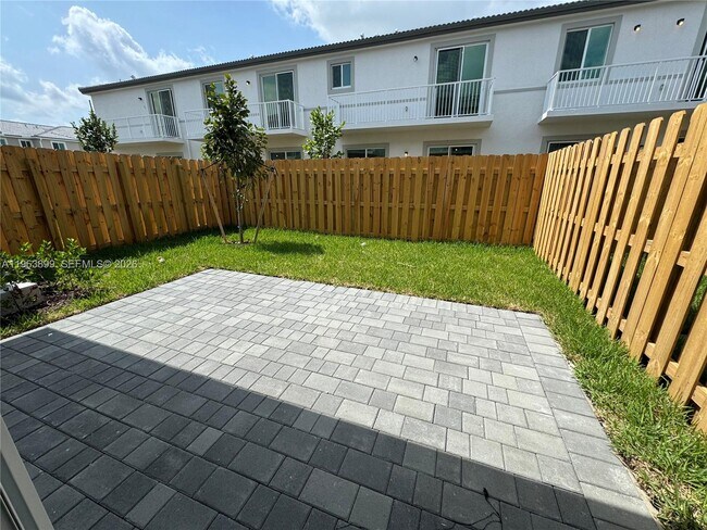 Foto del edificio - 738 SE 13th Ct