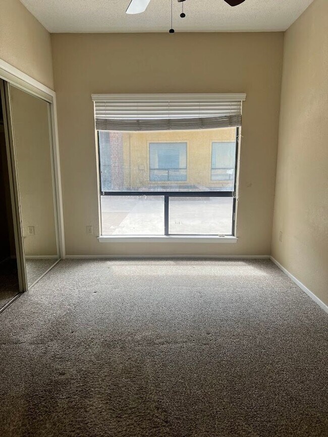 Building Photo - K225 - Croix #121