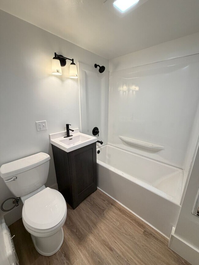 Foto del edificio - Remodeled 2 Bedroom - AVAILABLE NOVEMBER!