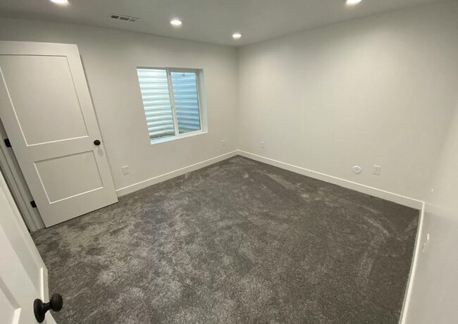 Building Photo - 437 E 340 N