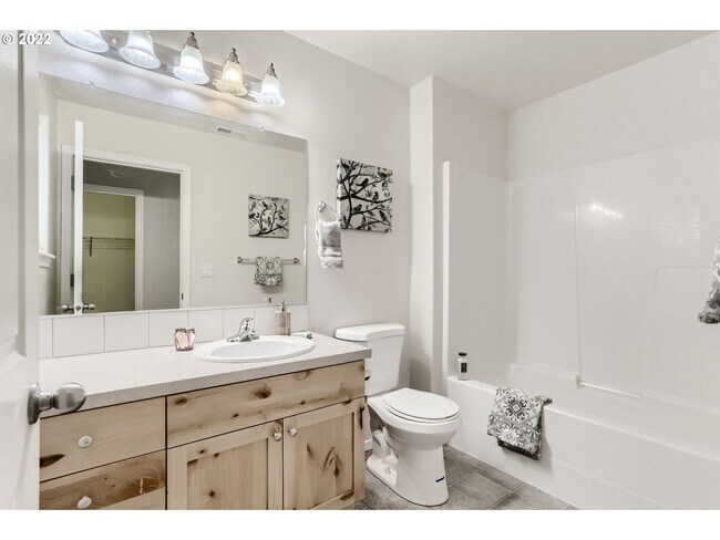 Building Photo - 3/2.5 Townhome with walking trails outside backyard!