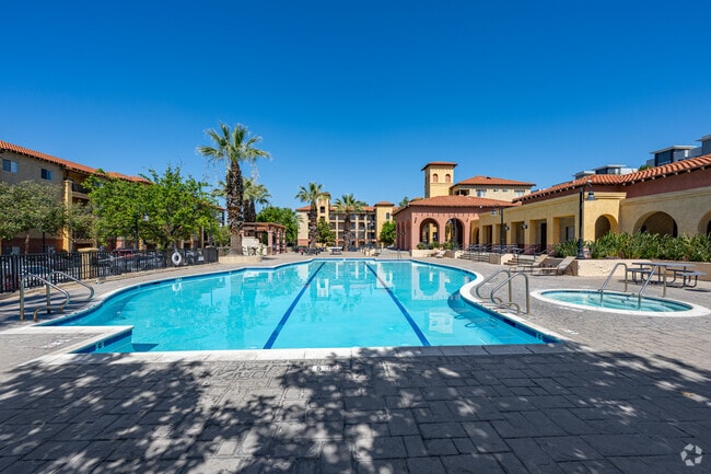 Piscina y spa estilo resort olímpico - GrandMarc at University Village