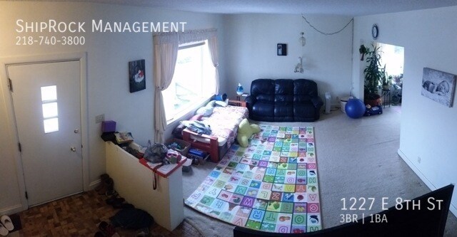 Foto del edificio - 1227 E 8th St