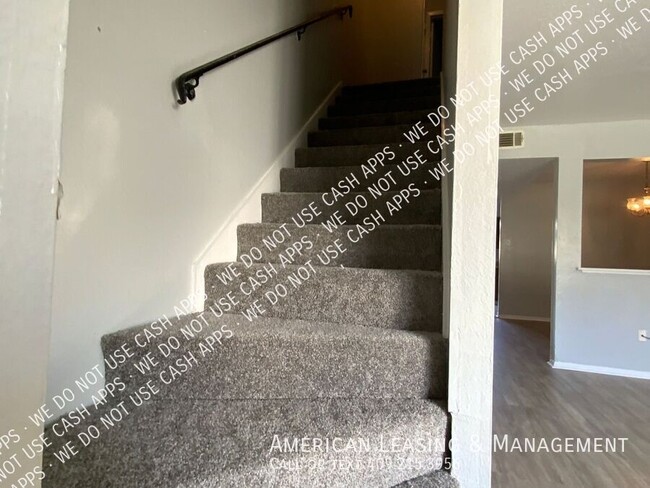 Foto del edificio - Spacious 2 Bedroom Townhome with Fireplace!