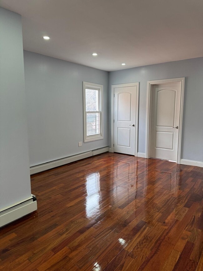 Foto del edificio - 820 E 216th St
