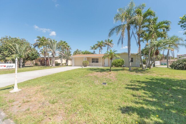 Foto del edificio - Indian Harbor Beach Stunner! Corner Lot Cl...