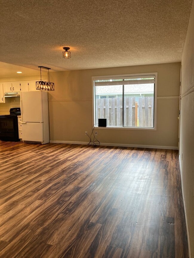 Building Photo - Single Level Ranch Home in Newberg