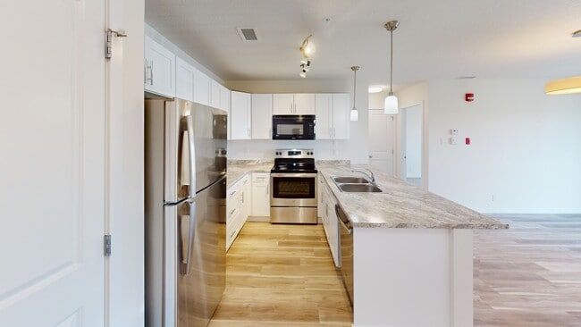 Photo du bâtiment - 10101-10101 101 Ave