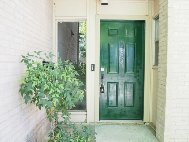 Photo - 962 S Weatherred Dr House