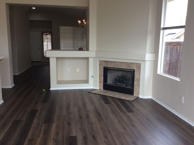 Foto del edificio - 3 Bedroom 2 bathroom Home in Corona
