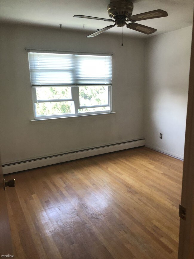 Building Photo - 3 br, 1 bath  - 6424 77th Pl