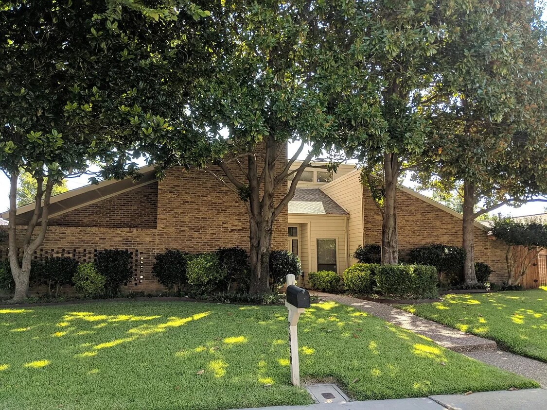 Front Yard - 18620 Featherwood Dr