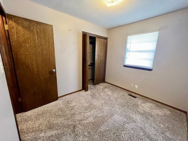 Foto del edificio - AVAILABLE NOW!