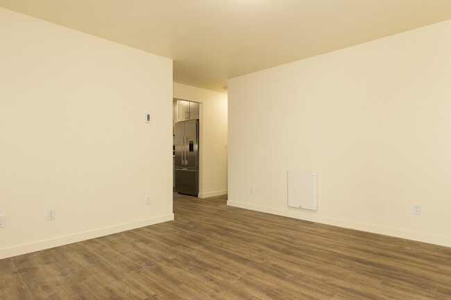 Foto del edificio - Modern 2 Bed, 1 Bath Apartment in the Hear...