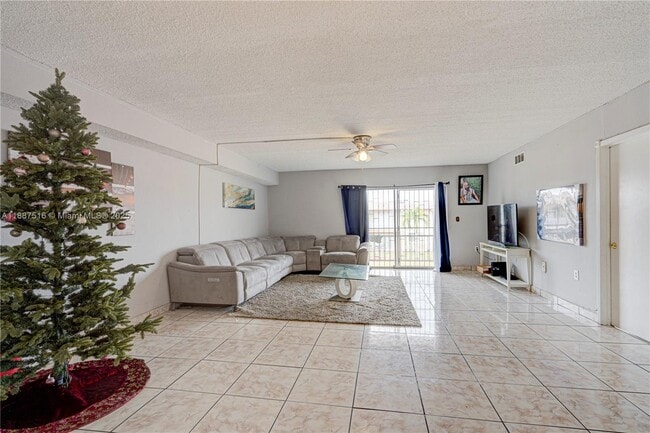 Foto del edificio - 301 NW 177th St