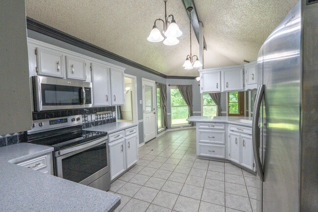 Building Photo - Charming 3 Bedroom Home in Dogwood Hills