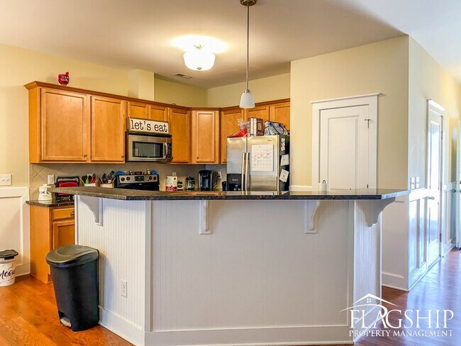 Building Photo - Gorgeous Townhouse in Grey Fox Run