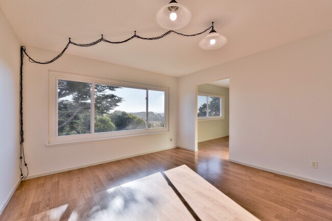 Foto del edificio - Light filled home+ Pet Friendly + Deck+ Lo...