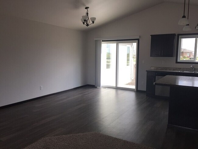 Foto del edificio - 5 Bed 3 Bath