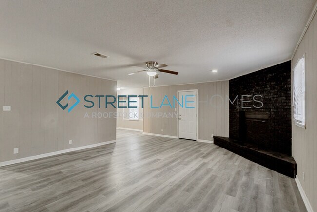 Building Photo - SIGN LEASE BY 2/28 AND GET $250 OFF FIRST ...