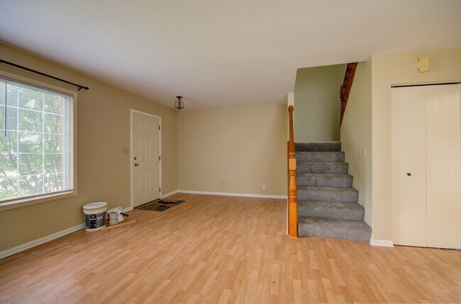 Building Photo - 3 bd 1.5 ba 2 story home Naperville