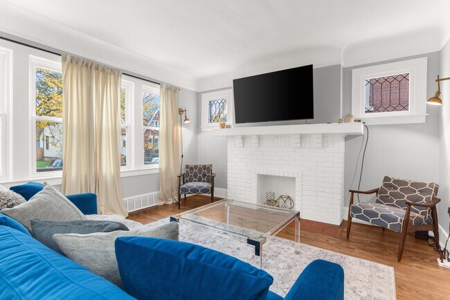 Living room - 966 Beaconsfield Ave