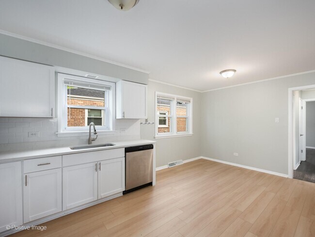 Foto del edificio - 14341 Dobson Ave
