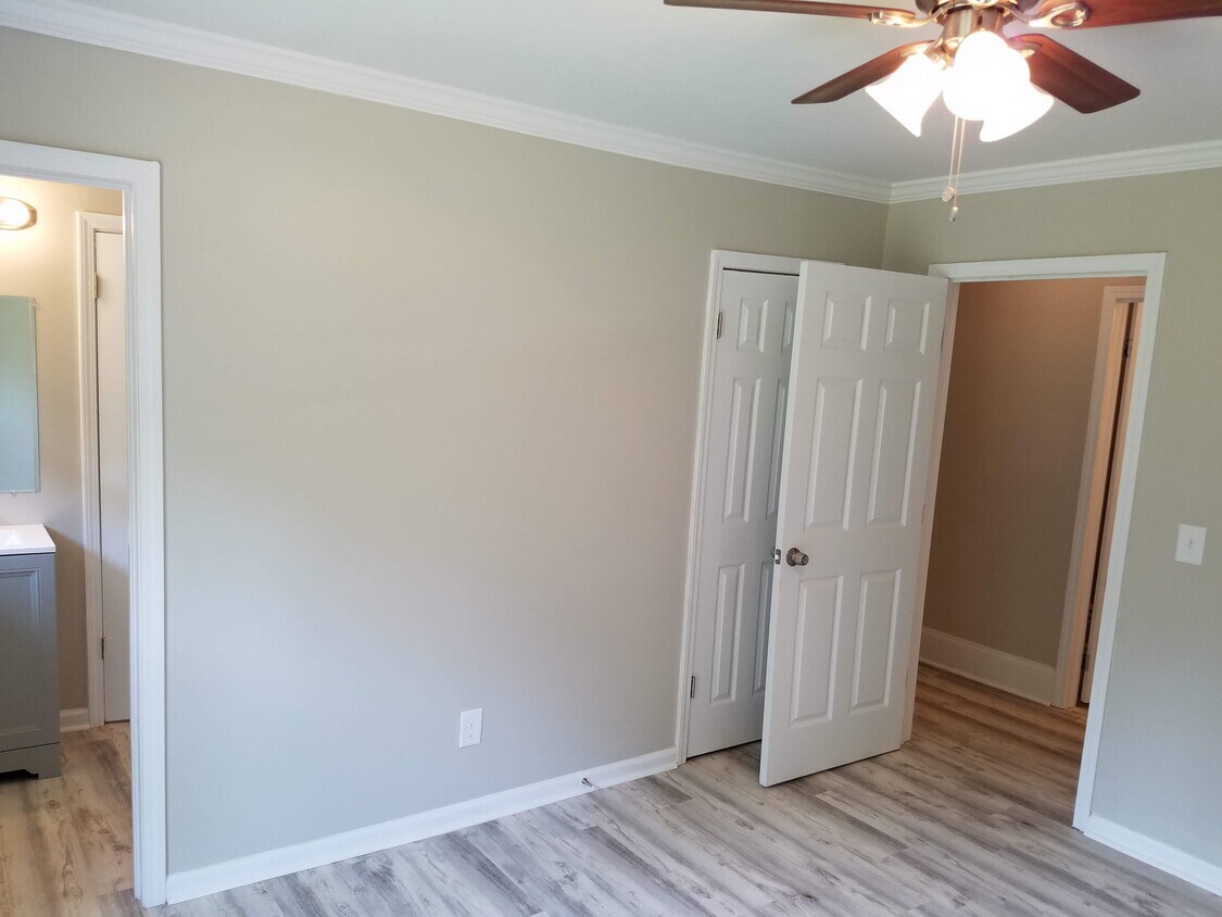 Foto principal - 6685 Bennett Rd