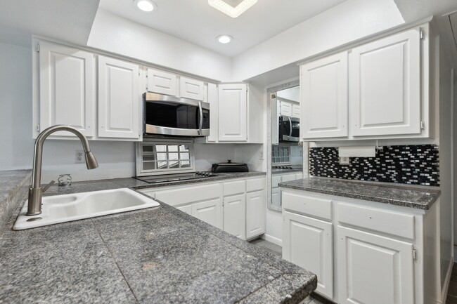 Building Photo - 2956 Woodcroft Cir
