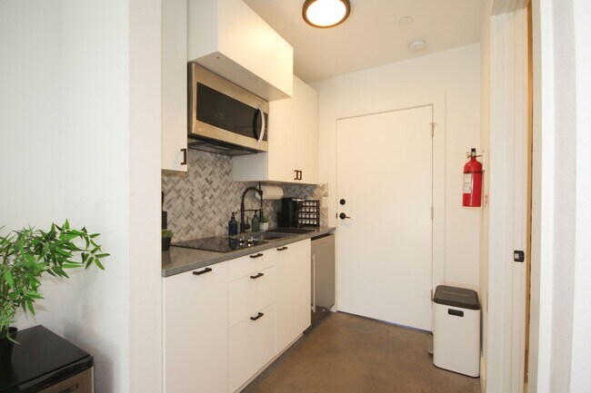 Foto del edificio - Modern Loft In Prime Wallingford Location!