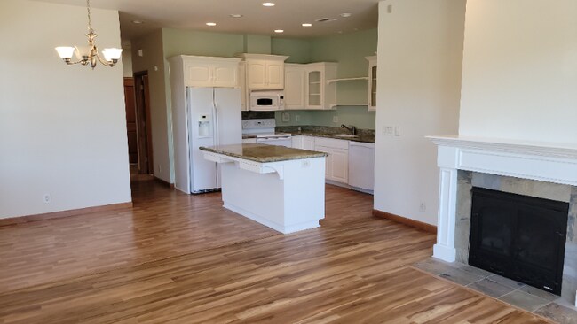 Building Photo - 3347 Lake Grove Dr