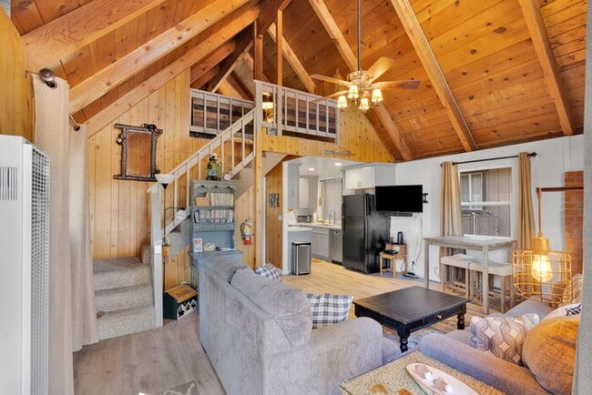 Building Photo - Remodeled 2 Bed / 1 Bath Near Bear Mountain & Golf Course