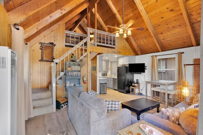 Foto del edificio - Remodeled 2 Bed / 1 Bath Near Bear Mountain & Golf Course