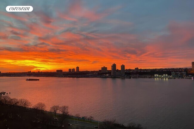 Foto del edificio - 137 Riverside Dr