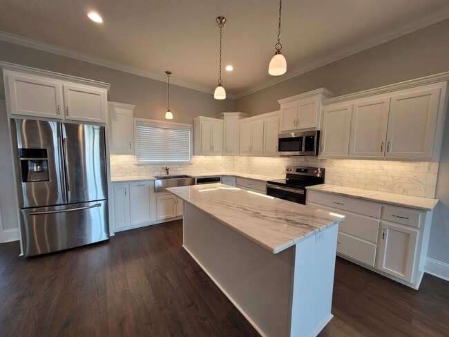 Building Photo - Luxurious Living: Spacious 4 Bedroom Home ...