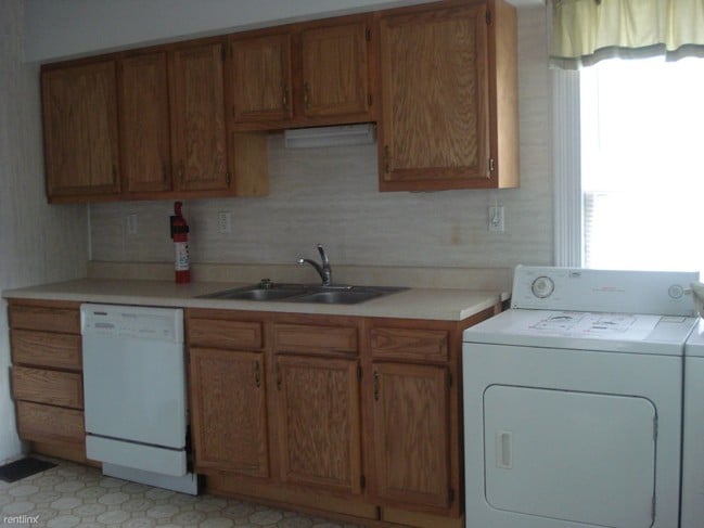 Building Photo - 3 br, 1 bath  - 66 Chestnut St
