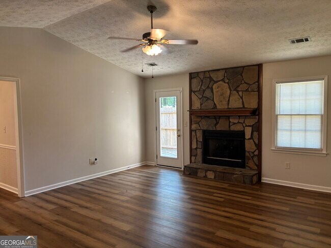 Foto del edificio - 161 Summerfield Dr