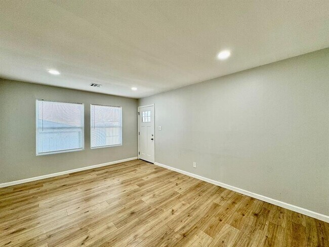 Building Photo - 705 N Key Blvd