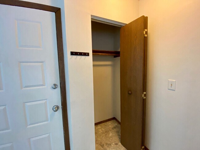 Foto del edificio - 3 Bed 1 Bath Townhome - 1 MONTH FREE ON SIGNED 15 MONTH LEASE!