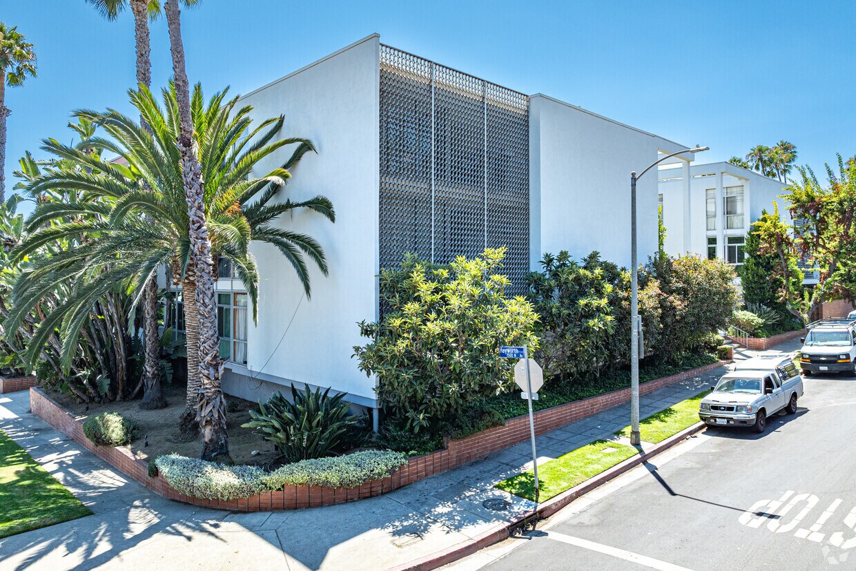 Foto principal - 7960 Selma Ave