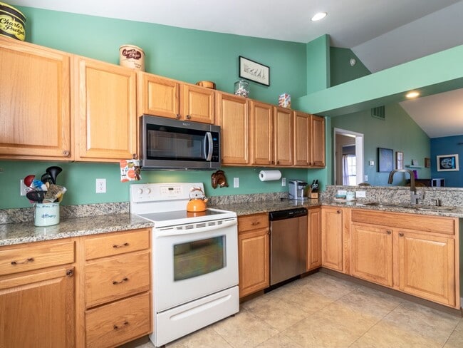 Building Photo - YEAR ROUND RENTAL- FURNISHED - 3 BEDROOM CONDO - WOODS COVE