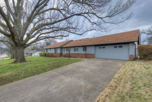 Building Photo - For Lease | Midtown Tulsa | 3 bed, 2 bath ...