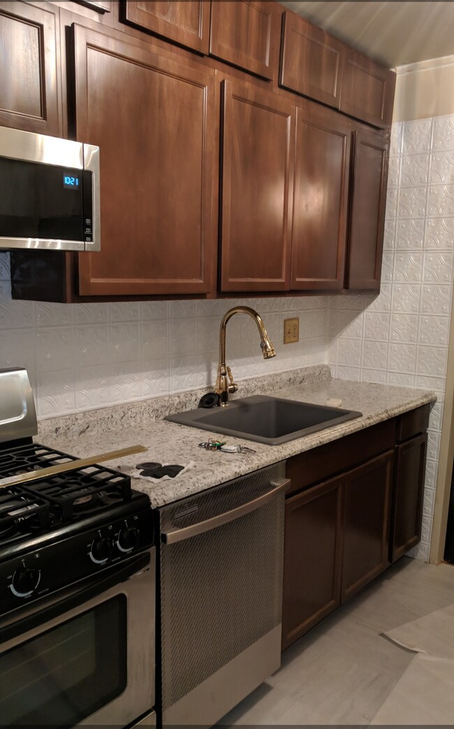 Foto del edificio - 7230 Donnell Pl